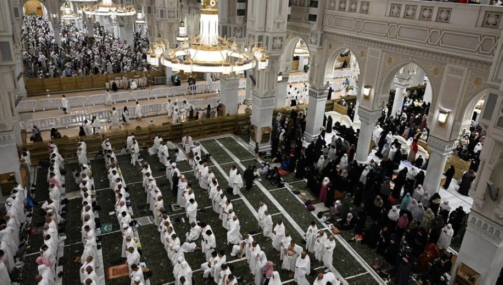 صلاة التراويح.. أجواء روحانية في الحرمين وسط خدمات متكاملة