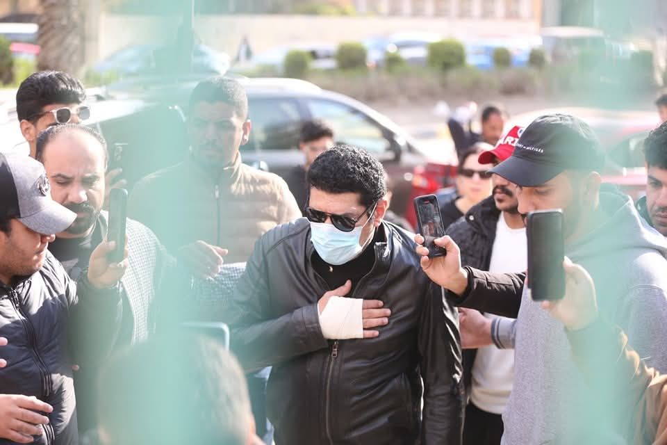 بالصور- أحمد السقا يظهر بإصابته في جنازة والدة باسم سمرة
