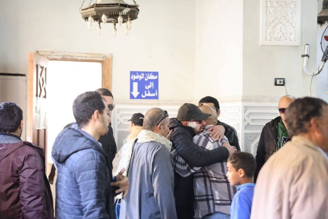 بالصور- أحمد السقا يظهر بإصابته في جنازة والدة باسم سمرة