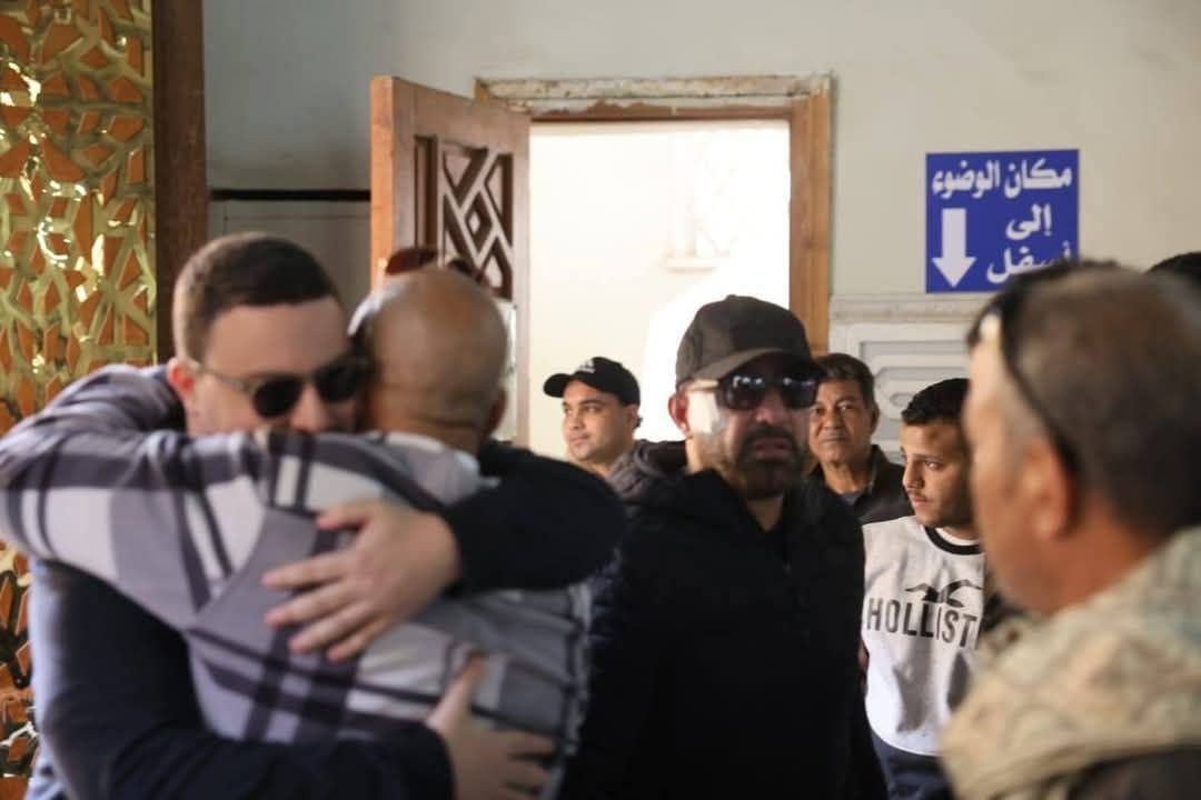 بالصور- أحمد السقا يظهر بإصابته في جنازة والدة باسم سمرة