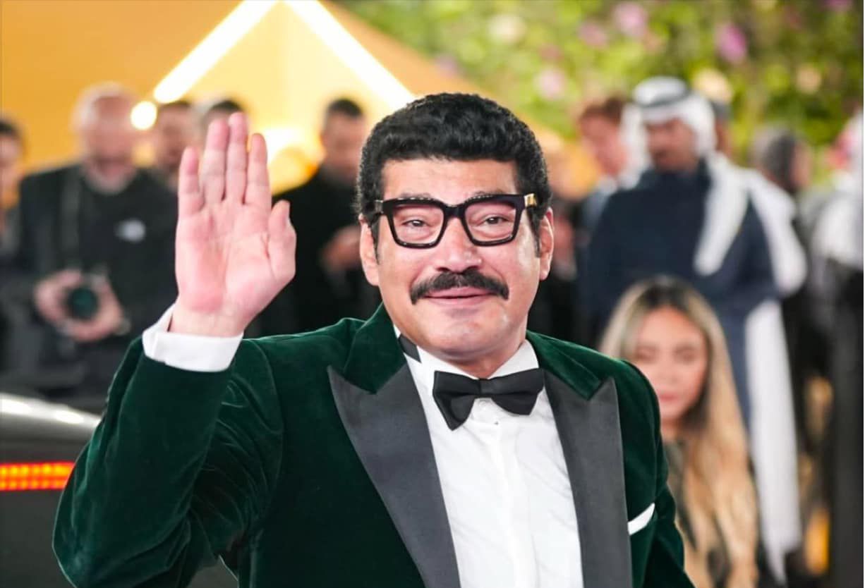 بالصور- أحمد السقا يظهر بإصابته في جنازة والدة باسم سمرة