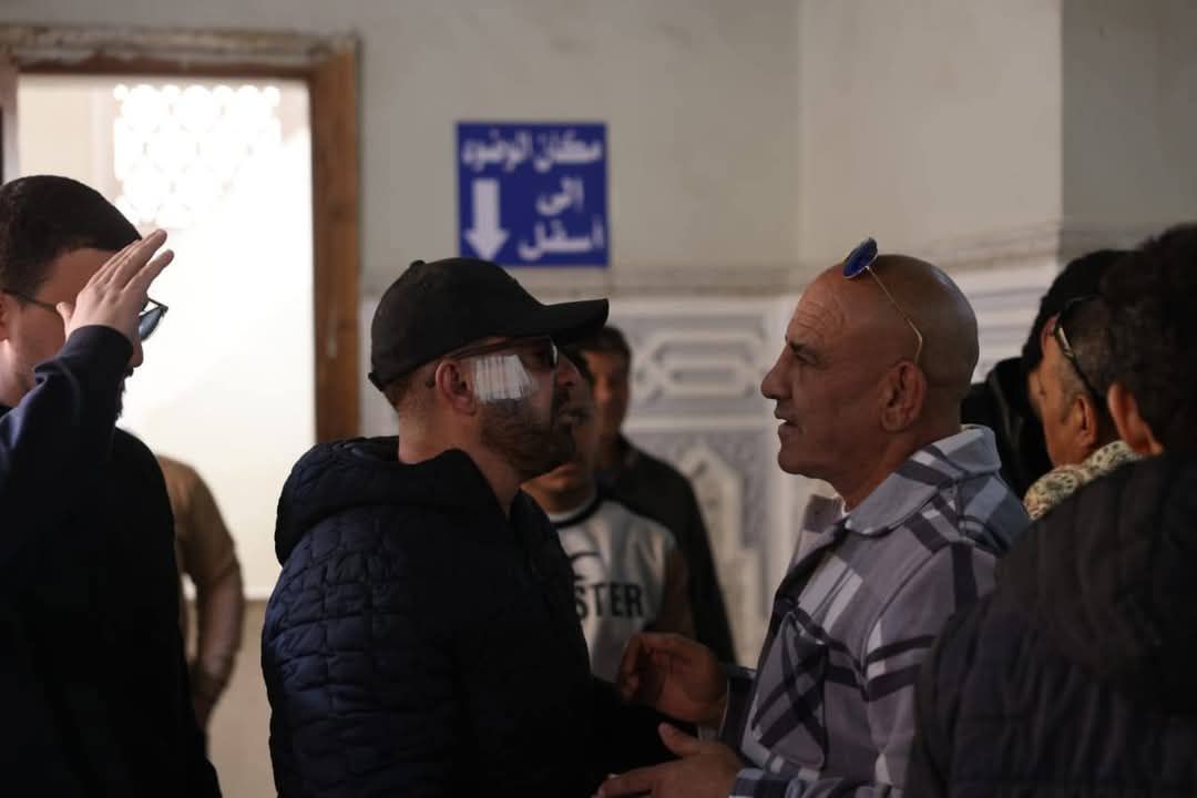 بالصور- أحمد السقا يظهر بإصابته في جنازة والدة باسم سمرة