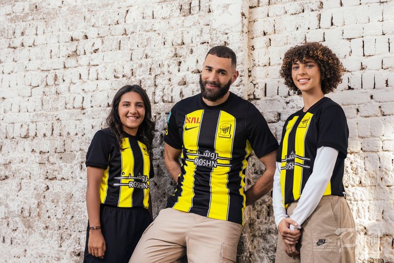 بنزيما ينهي الجدل حول علاقته برونالدو
