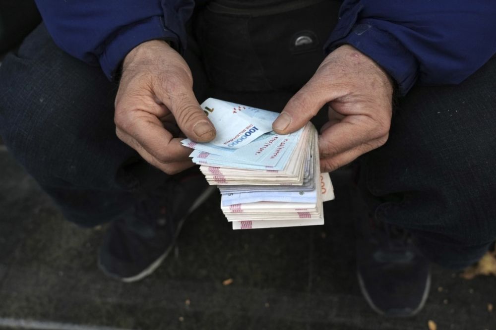 البرلمان الإيراني يقيل وزير المالية على وقع تدهور الاقتصاد