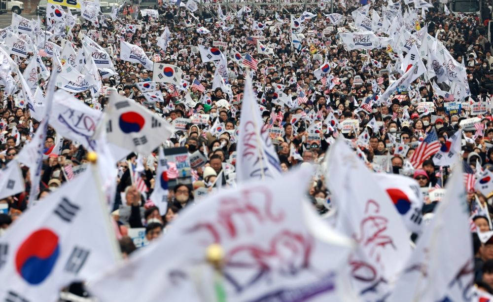 مؤيدون ومعارضون لعزل الرئيس.. 150 ألفًا يتظاهرون في كوريا الجنوبية