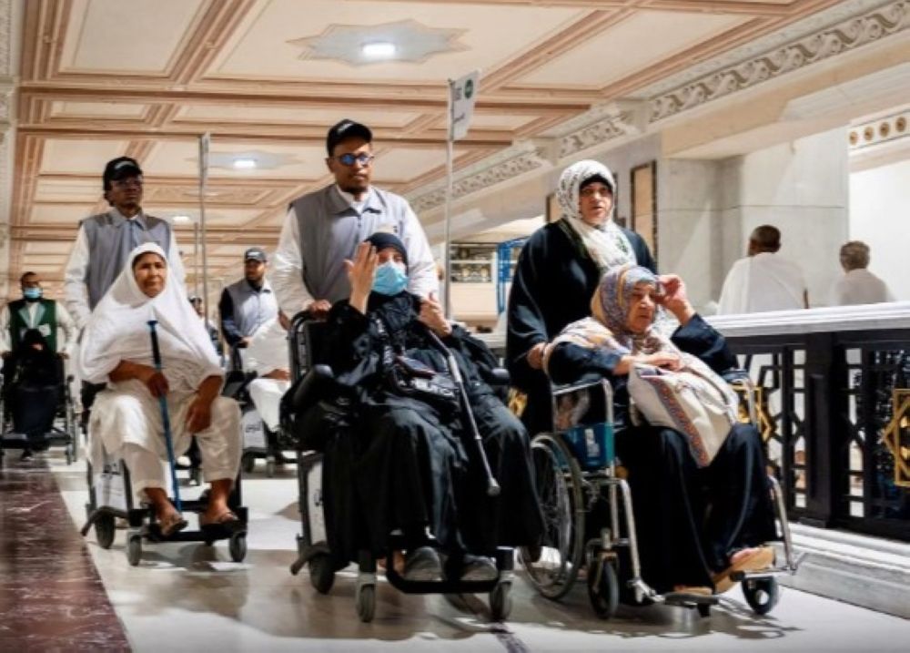 صور.. 400 عربة كهربائية واستحداث أخرى يدوية في المسجد الحرام
