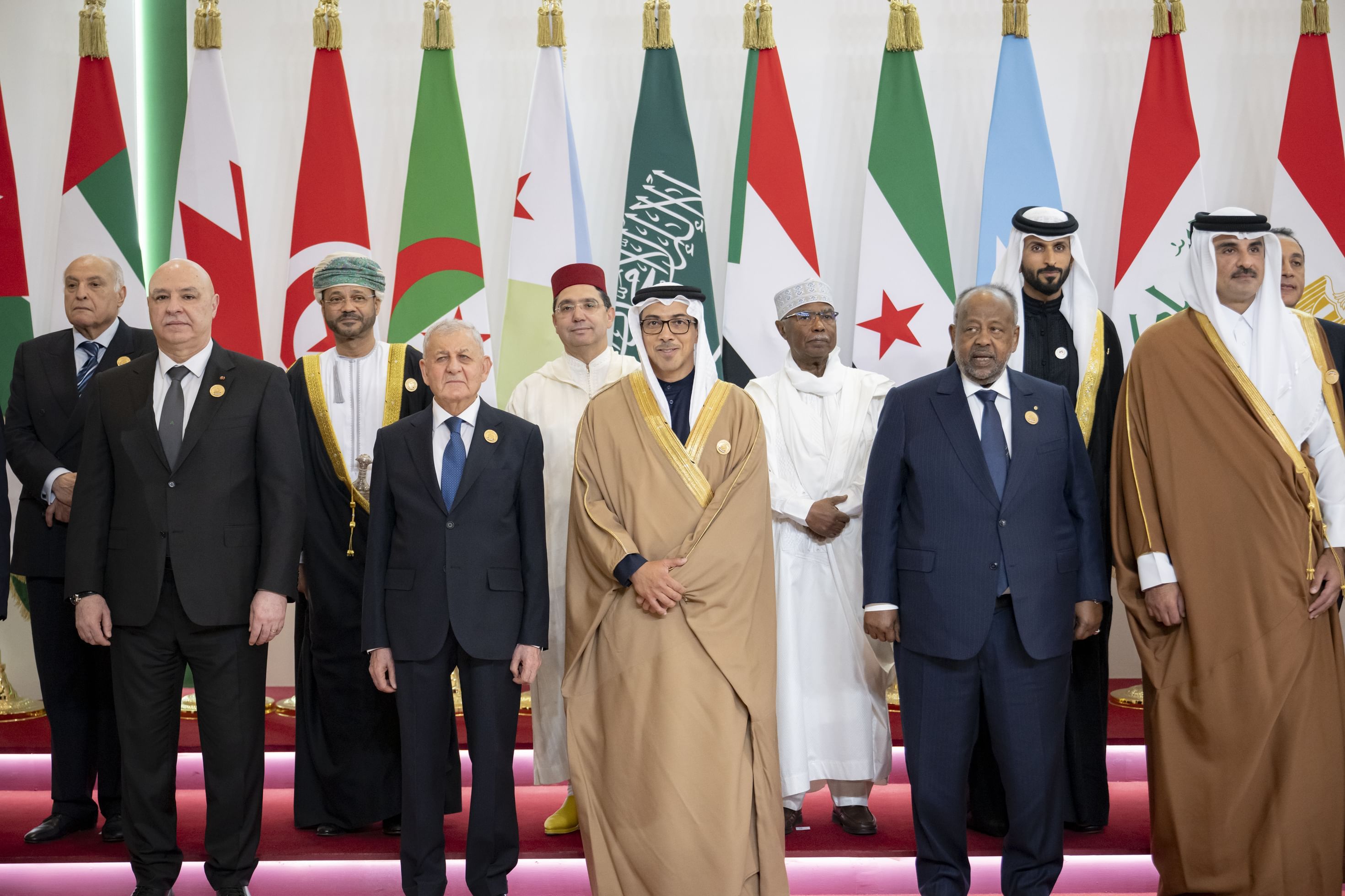 الامارات | نيابة عن رئيس الدولة.. منصور بن زايد يرأس وفد الإمارات في القمة العربية غير العادية