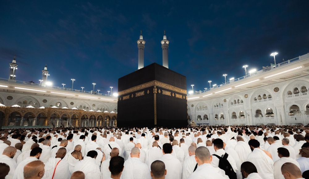 على مدار الساعة.. كوادر متخصصة في المسجد الحرام لخدمة ضيوف الرحمن