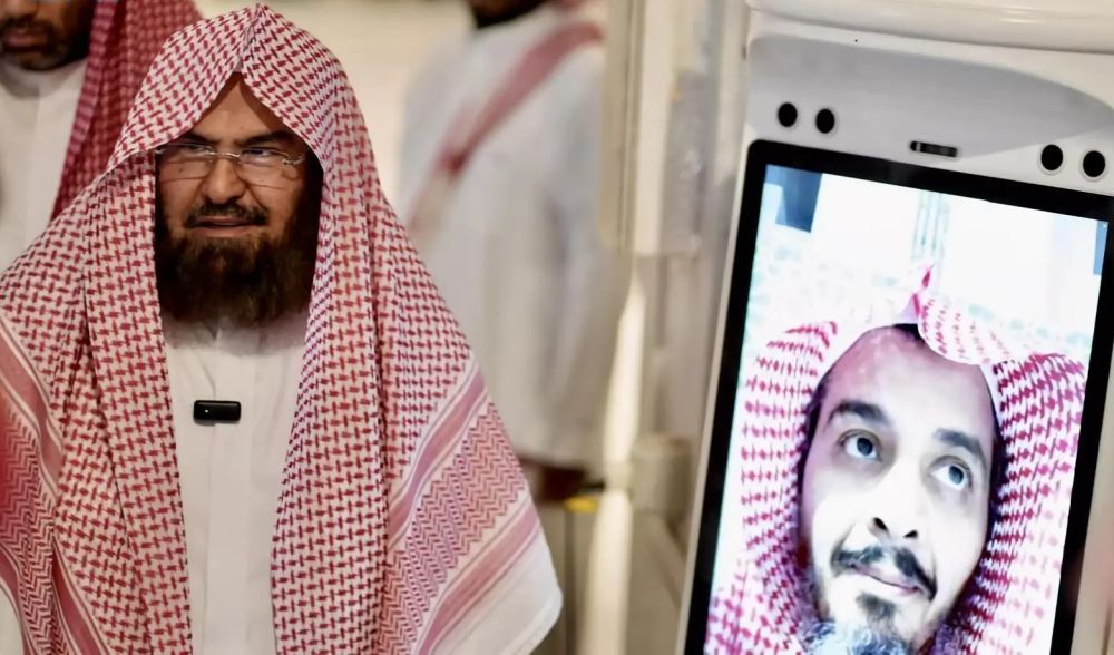 رئيس الشؤون الدينية يدشن "روبوت منارة" لإجابة السائلين في المسجد الحرام