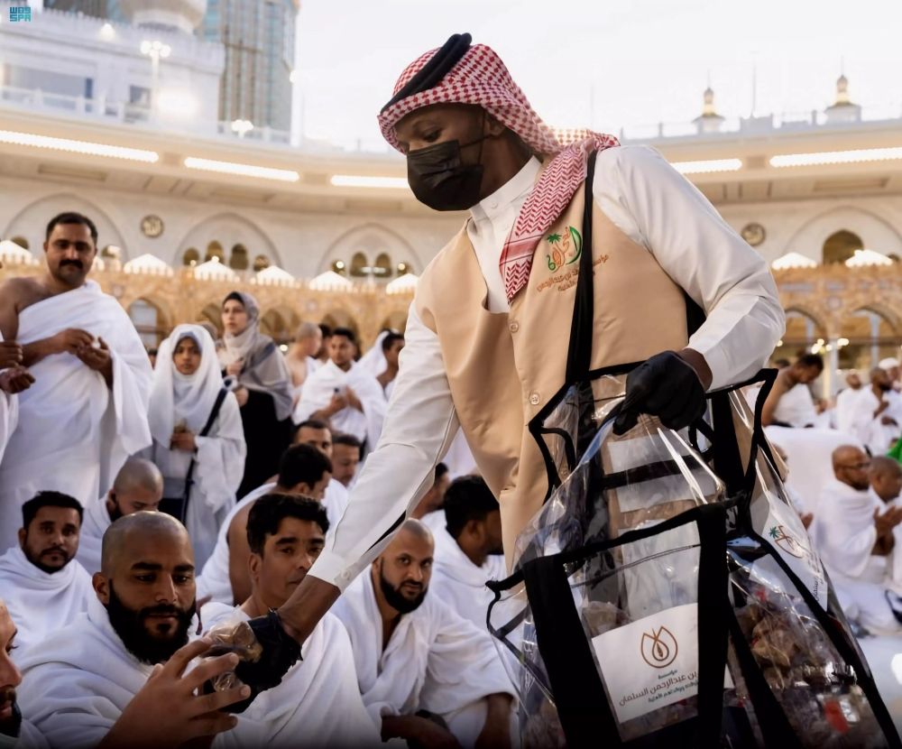 شرف وعبادة.. 5 مجالات تطوعية في المسجد الحرام خلال رمضان