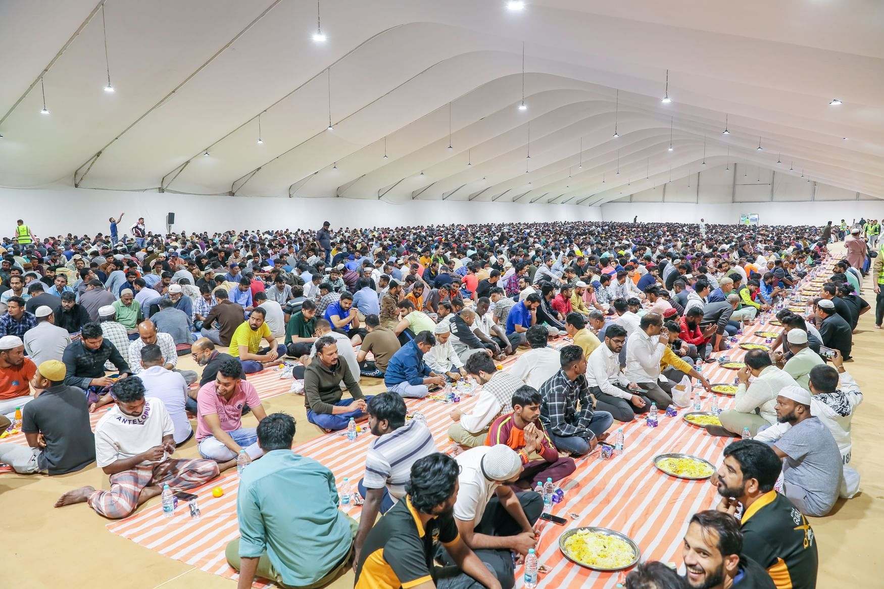الامارات | مفاطر "بيت الخير" توزع أكثر من 56 ألف وجبة إفطار يومياً
