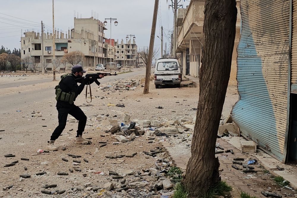 هجمات وكمائن وحظر تجوال.. 16 قتيلا من قوات الأمن في سوريا