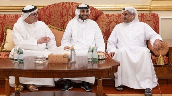 حمد الشرقي يواصل استقبال المهنئين بشهر رمضان بحضور ولي عهد الفجيرة