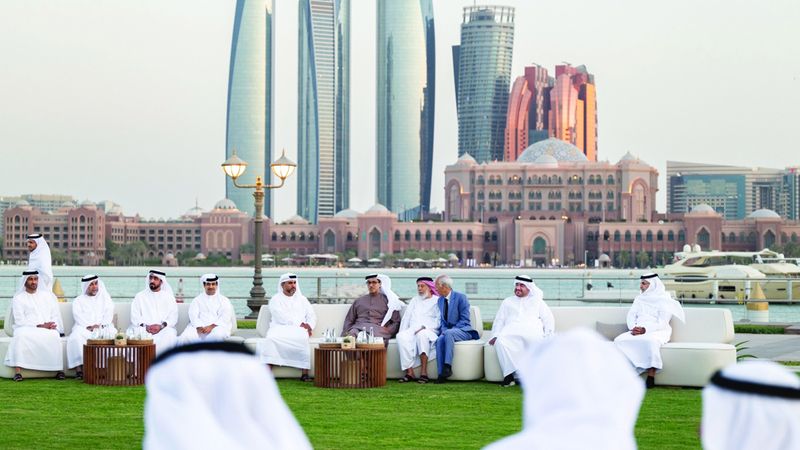 الامارات | منصور بن زايد يشارك أعضاء السلك القضائي مأدبة الإفطار الرمضاني