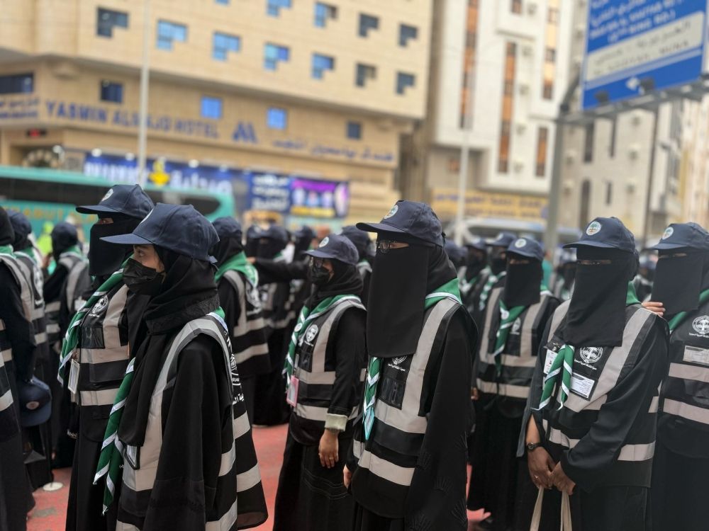 فتيات الكشافة السعودية.. نموذج مُلهم في خدمة المعتمرين خلال رمضان