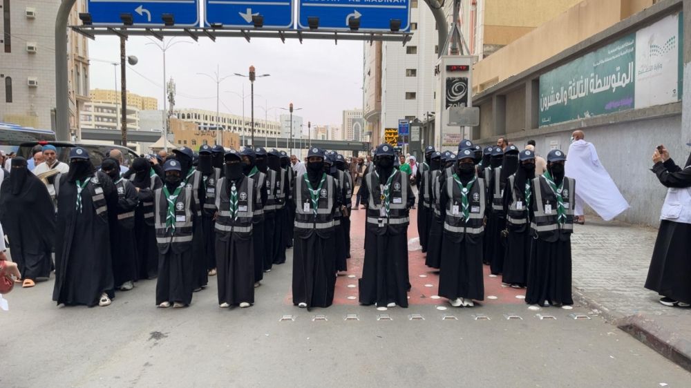 فتيات الكشافة السعودية.. نموذج مُلهم في خدمة المعتمرين خلال رمضان