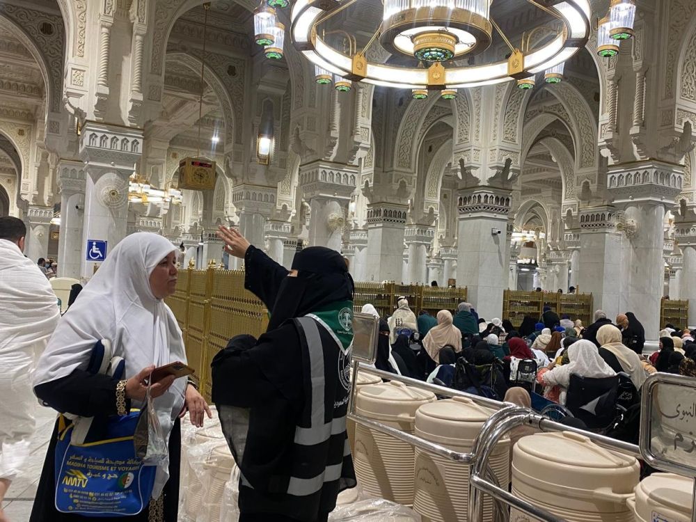 فتيات الكشافة السعودية.. نموذج مُلهم في خدمة المعتمرين خلال رمضان