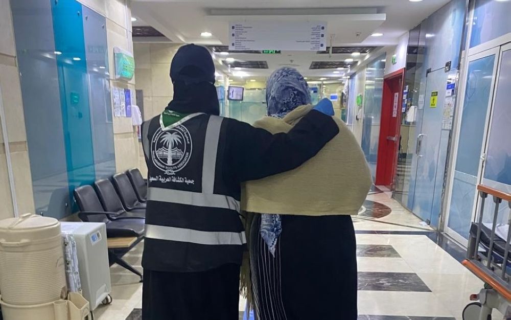 فتيات الكشافة السعودية.. نموذج مُلهم في خدمة المعتمرين خلال رمضان