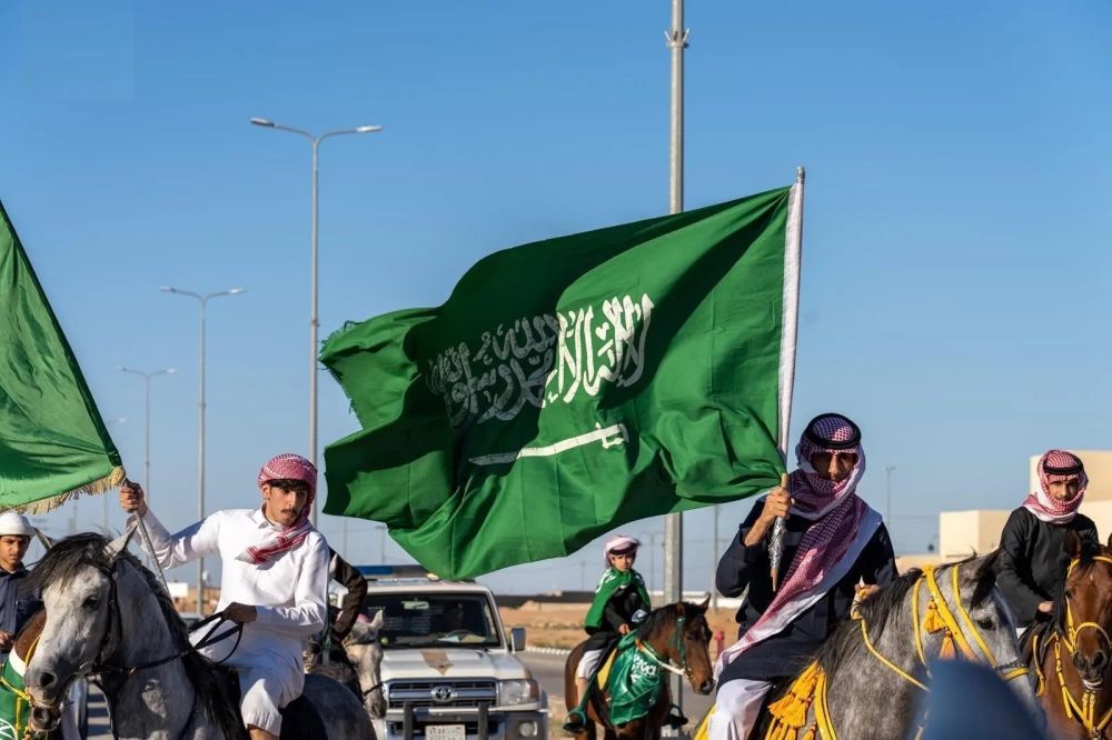 راية خفاقة لا تُنكس.. المملكة تحتفل بيوم العلم السعودي غدًا