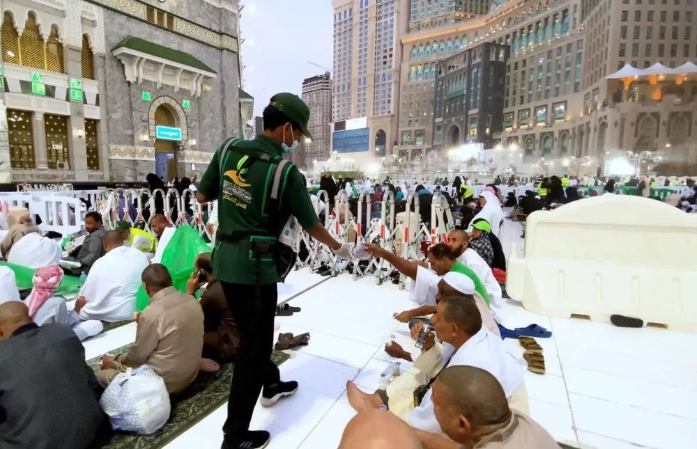 "شؤون الحرمين" تحذر: الافتراش بالمسجد الحرام يؤدي لـ 3 أزمات تنظيمية