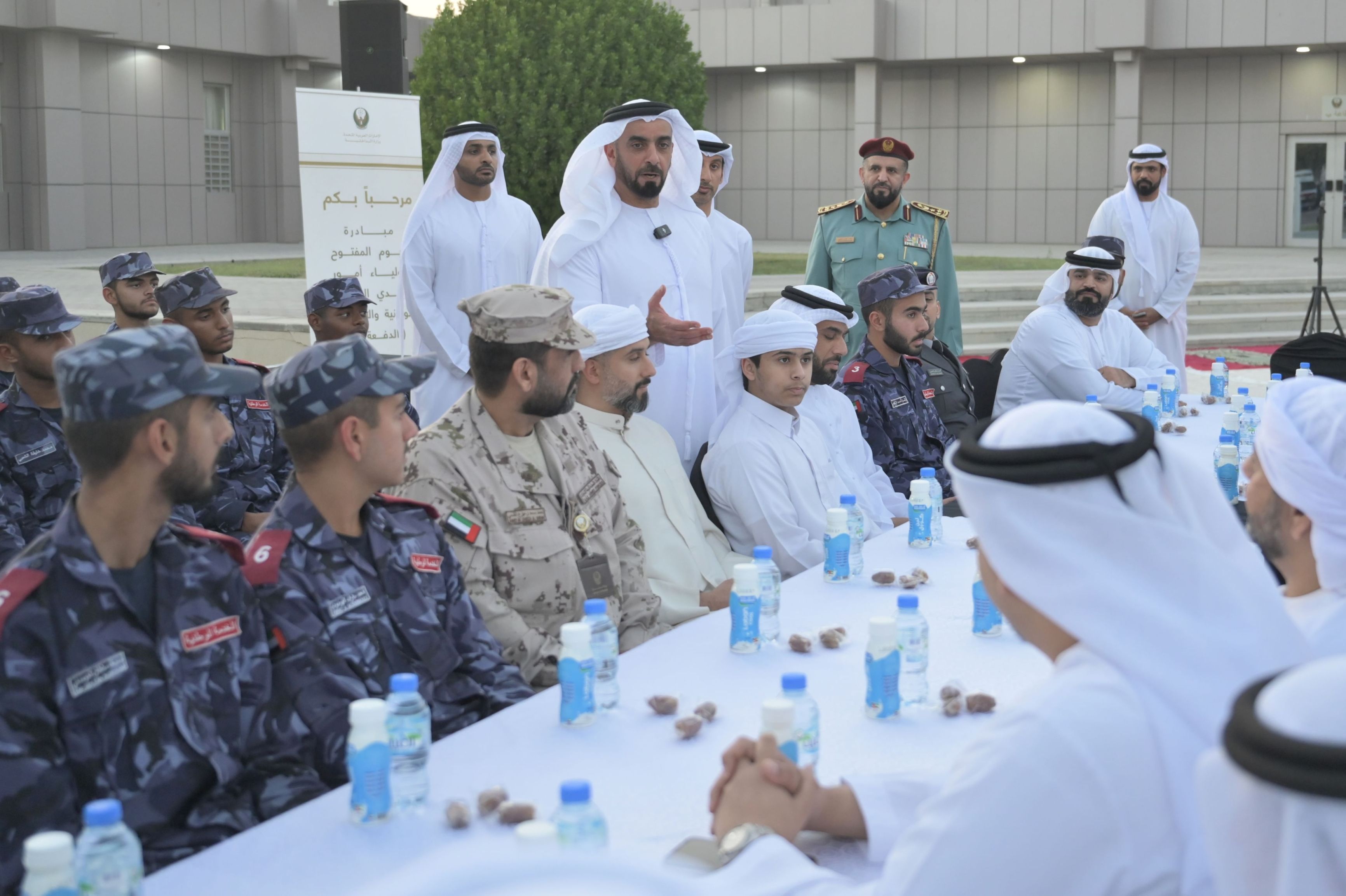 الامارات | سيف بن زايد يشهد اليوم المفتوح مع أولياء أمور مجندي الخدمة الوطنية الدفعة 22