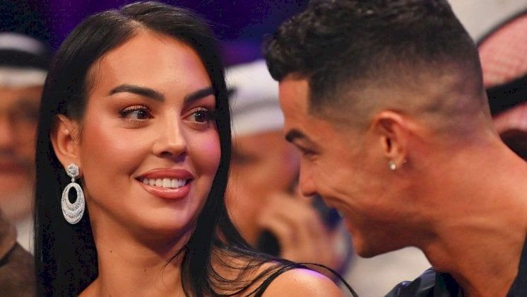 "فضيحة عالمية".. تسريب صور مثيرة لرونالدو مع جورجينا!