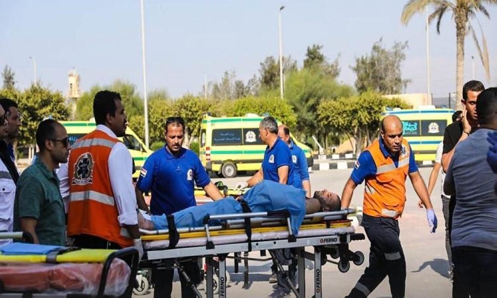 معبر رفح البري يستقبل 35 مصابًا فلسطينيًا و44 مرافقًا