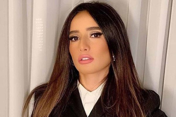 زينة تتألق في إطلالة جديدة باللون الأسود - بالصورة