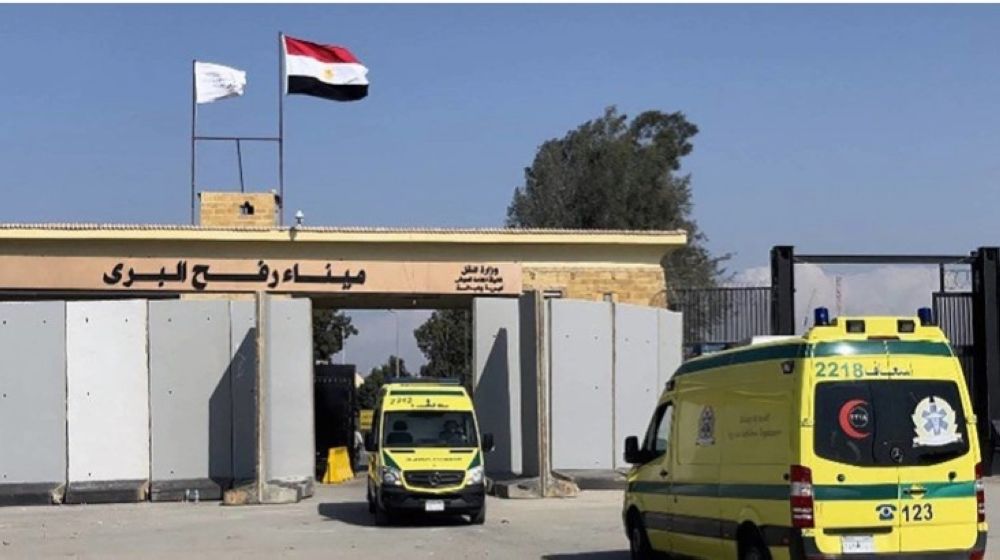 معبر رفح البري يستقبل 35 مصابًا فلسطينيًا و44 مرافقًا