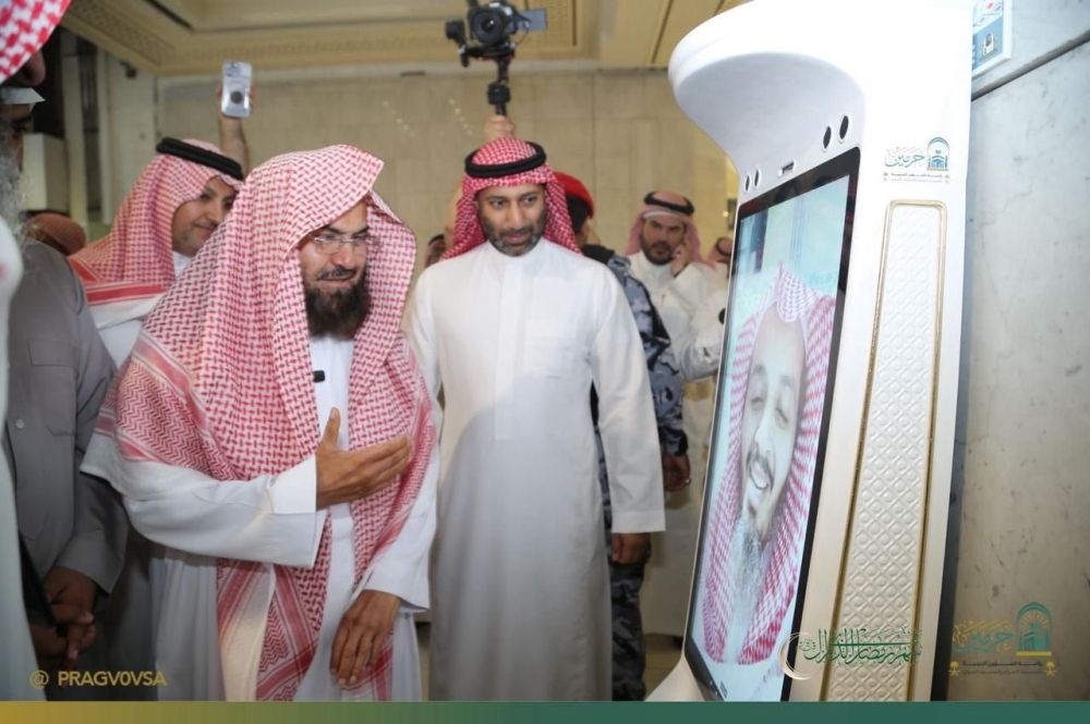 السديس: زيادة الشاشات التفاعلية والروبوتات استعدادًا للعشر الأواخر