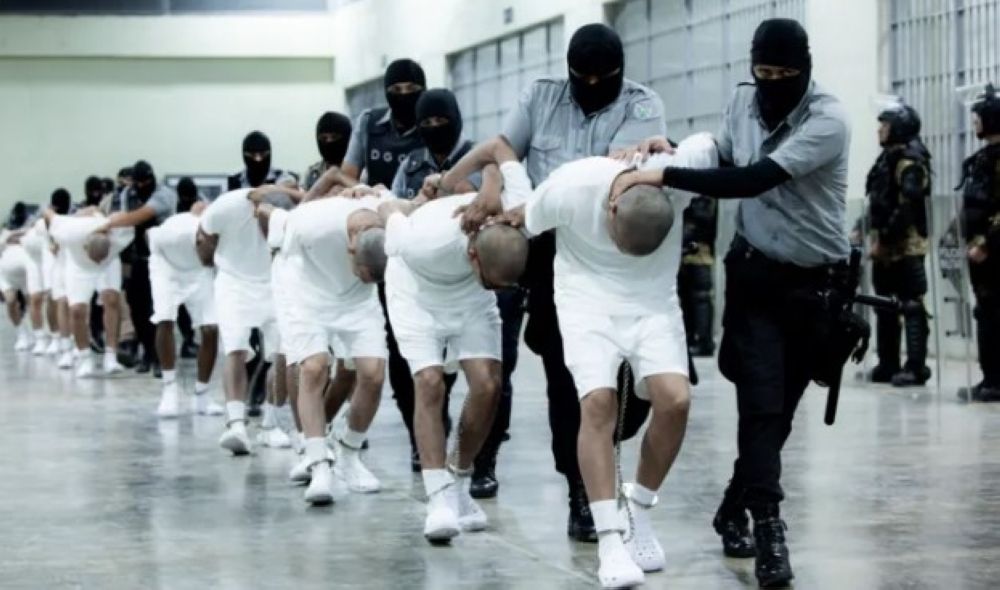 صور.. إدارة ترامب تتحدى القضاء وترحل عشرات الفنزويليين