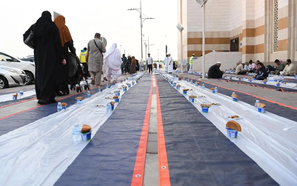 موائد الإفطار بالمدينة.. تكافل مجتمعي وخدمة للصائمين وضيوف الرحمن