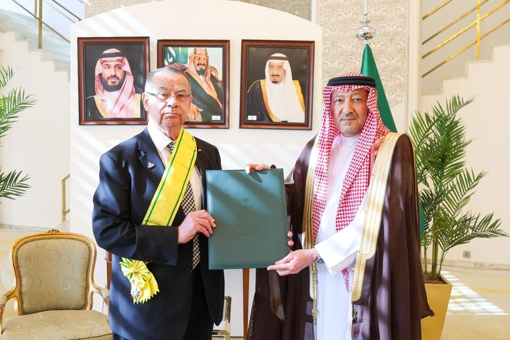 إنفاذًا لأمر الملك.. تقليد السفيرين الفلسطيني والمصري وشاح الملك عبد العزيز