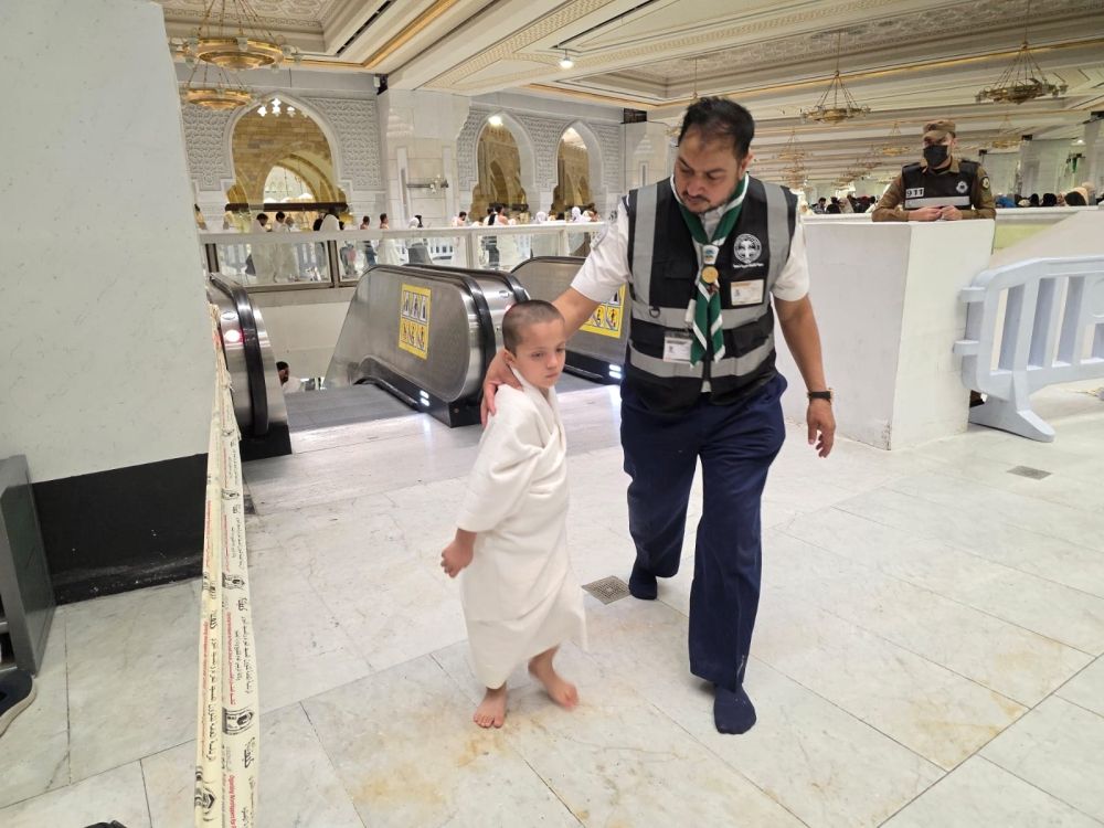 "ملائكة الرحمة".. كشافة الحرم يطفئون خوف الأطفال التائهين