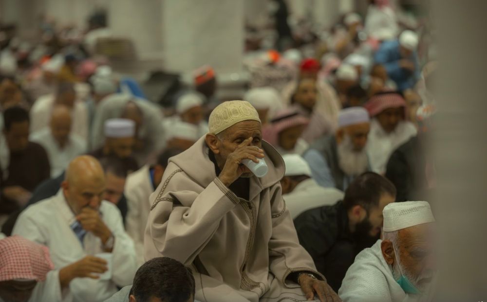 الإفطار بالمسجد الحرام.. 5 دقائق فقط لرفع 50 كيلومتر من السفر