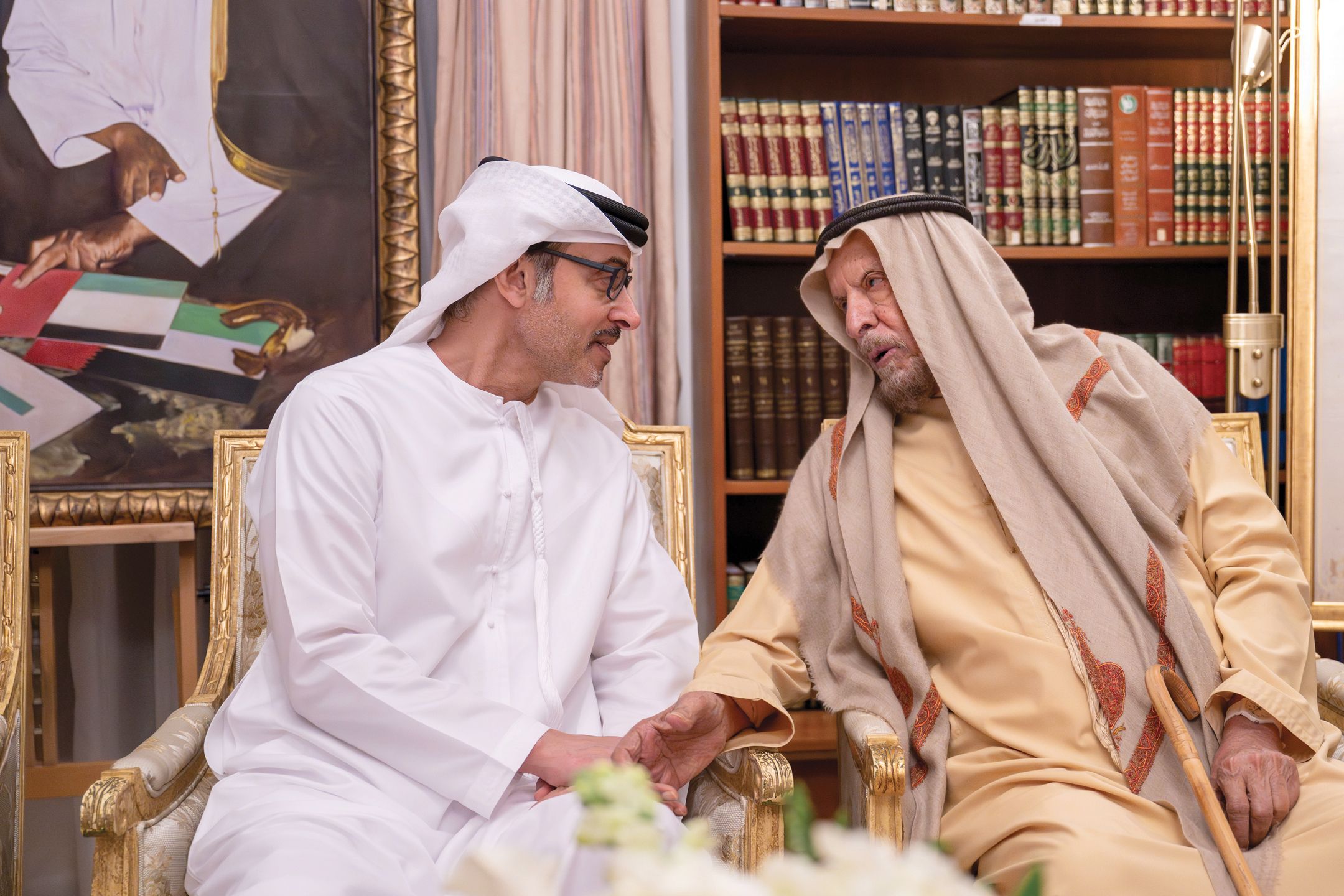 الامارات | هزاع بن زايد يزور أحمد خليفة السويدي ويتبادلان التهاني بمناسبة شهر رمضان