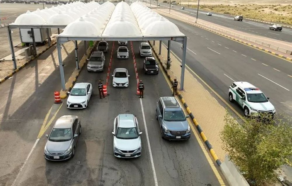 وسط كثافة كبيرة.. خطط مرورية متكاملة لتسهيل حركة المركبات بالحرمين