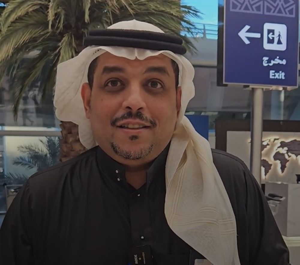 "اليوم" ترصد توزيع وجبات الإفطار لزوار المملكة في مطارات جدة