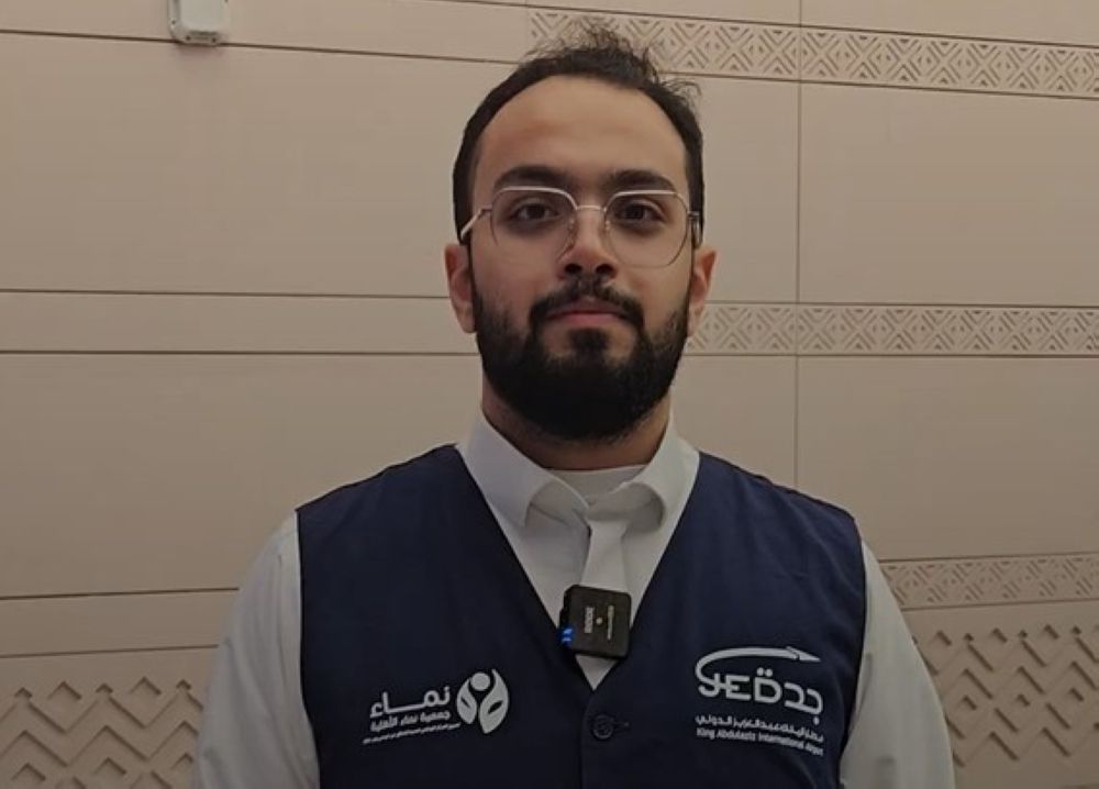 "اليوم" ترصد توزيع وجبات الإفطار لزوار المملكة في مطارات جدة