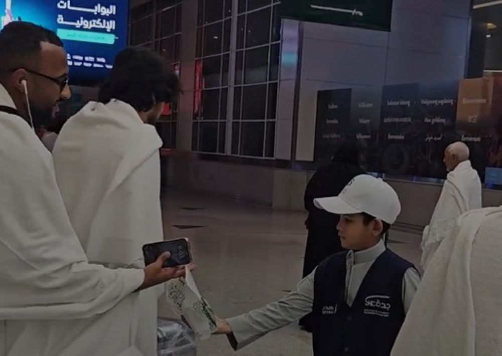 "اليوم" ترصد توزيع وجبات الإفطار لزوار المملكة في مطارات جدة