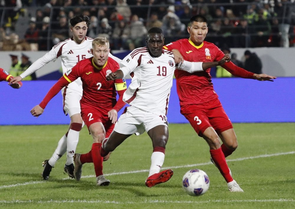 الامارات | منتخب قطر يخسر بثلاثية أمام قيرغيزستان ويهدد حظوظه في التأهل لمونديال 2026