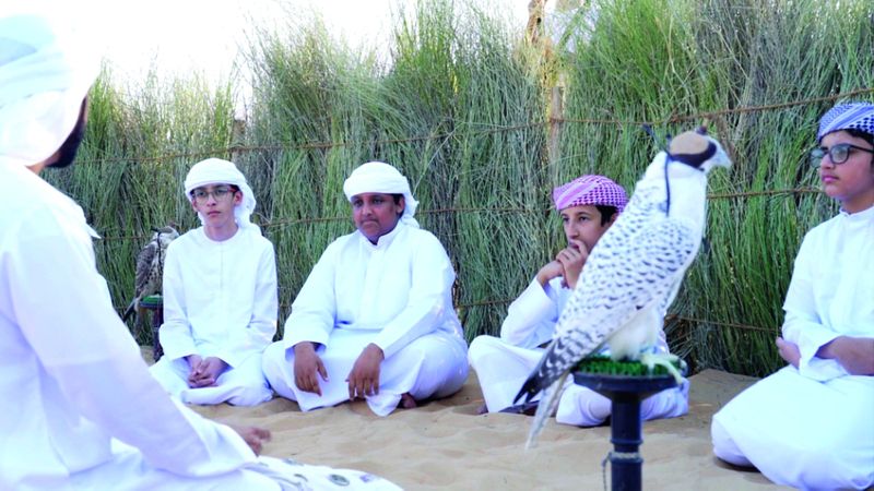 الامارات | مدرسة محمد بن زايد للصقّارة تربّي أجيالاً على حب التراث