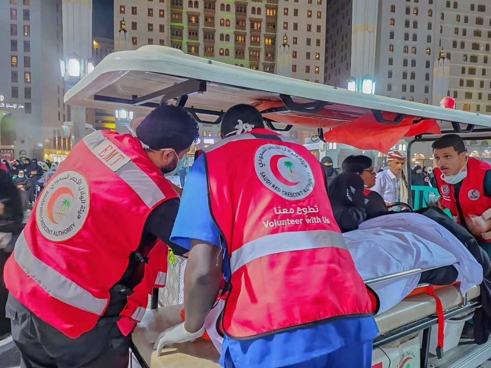 خلال 47 ثانية.. إنقاذ معتمر عراقي ثمانيني من جلطة قلبية بالمسجد النبوي
