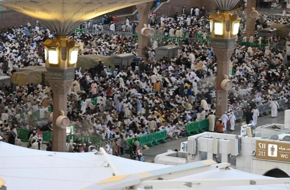 ذكر وعبادة.. سكينة وخشوع بالمسجد النبوي في ليلة 27 رمضان