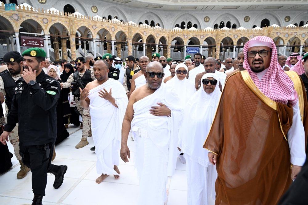 رئيس جمهورية جزر القمر يؤدي مناسك العمرة