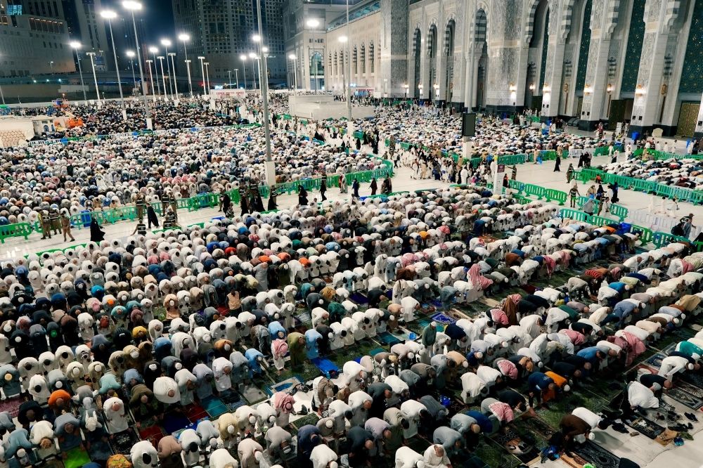 منظومة متكاملة.. أجواء تحفها السكينة بالمسجد الحرام ليلة 27 رمضان