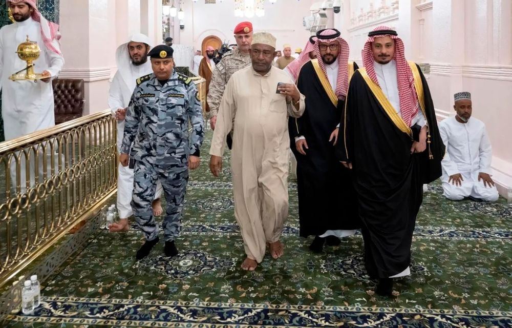 رئيس جمهورية القُمر المتحدة يزور المسجد النبوي الشريف