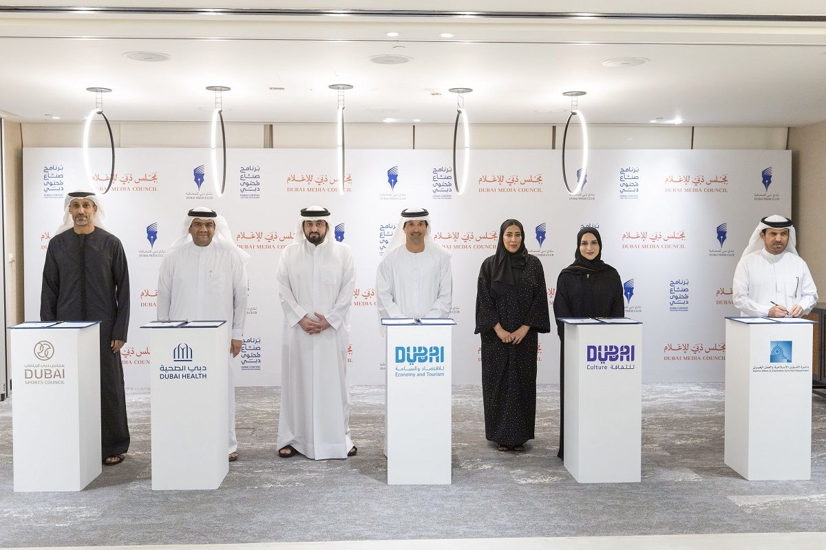 الامارات | أحمد بن محمد يشهد توقيع مذكرات تفاهم بين نادي دبي للصحافة والشركاء الاستراتيجيين لبرنامج "صُنّاع محتوى دبي"