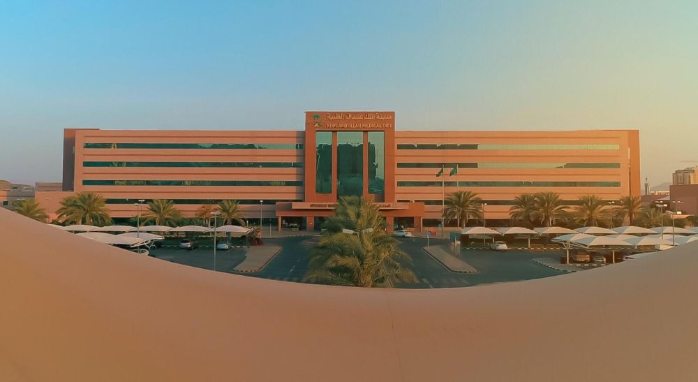 فريق طبي بمكة الصحي يعيد القدرة على المشي لمعتمرة مغربية ثمانينية