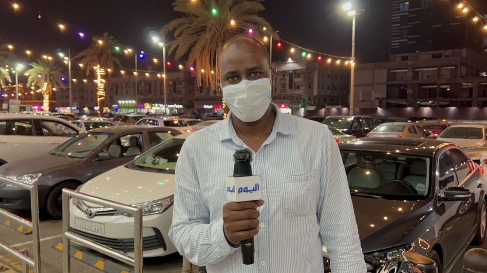 ”اليوم“ ترصد الإقبال على التسوق.. أسعار في المتناول وفرحة بقدوم العيد